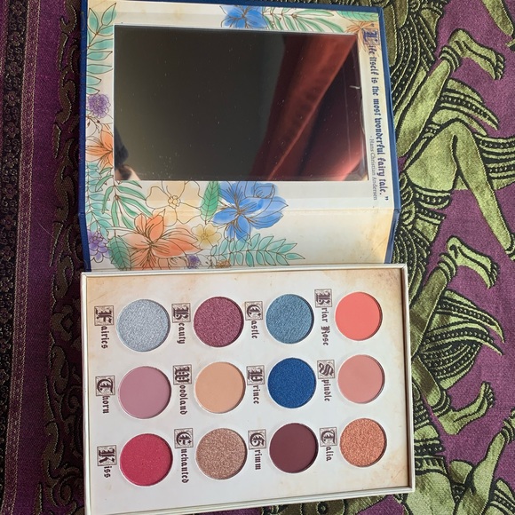 Story book cosmetics - Picture 2 of 3